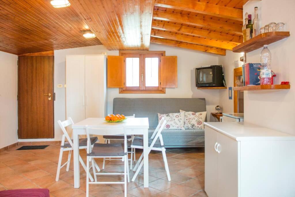 Como Lakeside Cottage - Lakefront Private Garden With Private Access To The Lake Onno المظهر الخارجي الصورة